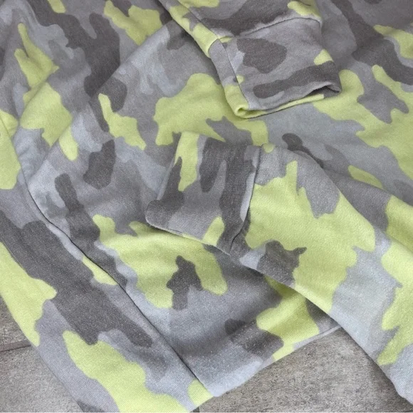 Evereve Peyton Jensen Neon Camo Soft Sweatshirt Women’s Size Small - Picture 6 of 12